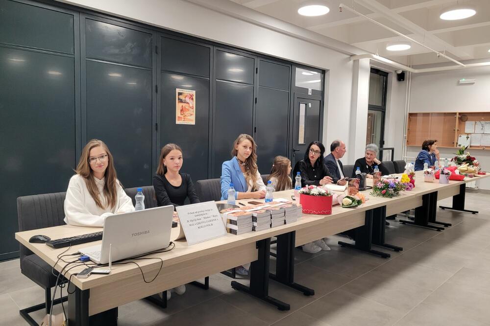 Detalj sa promocije romana “Okreni kazaljku” četrnaestogodišnje Anastasije Kovačević u Bijelom Polju, Foto: Jadranka Ćetković