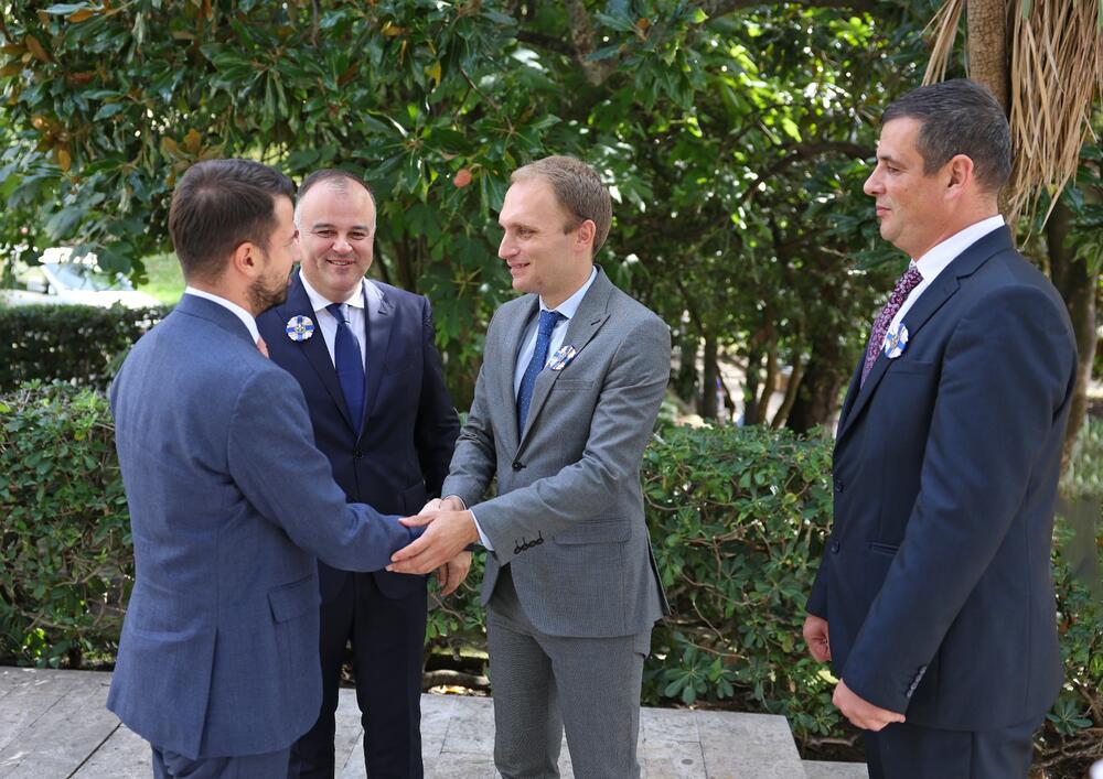 <p>"Čast i zadovoljstvo mi je što imam priliku da vam se obratim povodom obilježavanja 79 godina od oslobođenja Herceg Novog, kada su združene snage Prve bokeljske, Desete hercegovačke i Druge dalmatinske brigade nanijele konačan poraz okupatoru i stanovnicima ovog kraja donijele slobodu", rekao je on</p>