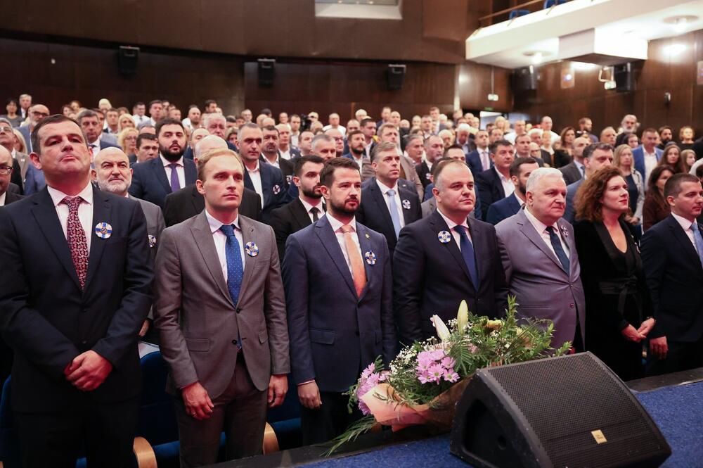 <p>"Čast i zadovoljstvo mi je što imam priliku da vam se obratim povodom obilježavanja 79 godina od oslobođenja Herceg Novog, kada su združene snage Prve bokeljske, Desete hercegovačke i Druge dalmatinske brigade nanijele konačan poraz okupatoru i stanovnicima ovog kraja donijele slobodu", rekao je on</p>