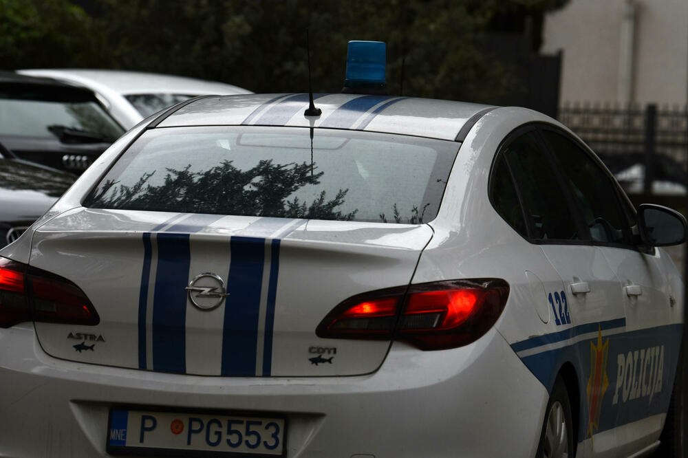 Na autu policije pričinjena materijalna šteta (Ilustracija), Foto: BORIS PEJOVIC