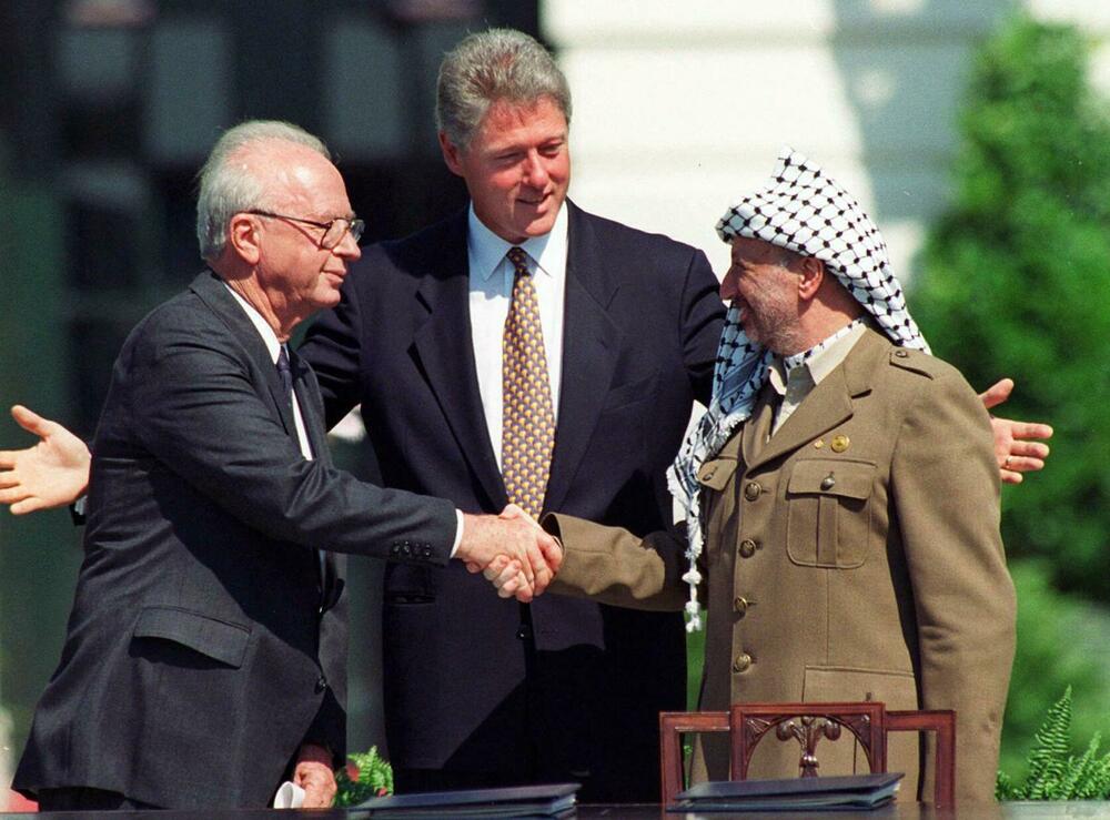 Jicak Rabin i Jaser Arafat sa tadašnjim predsjednikom SAD Bilom Klintonom u Bijeloj kući 13. septembra 1993.