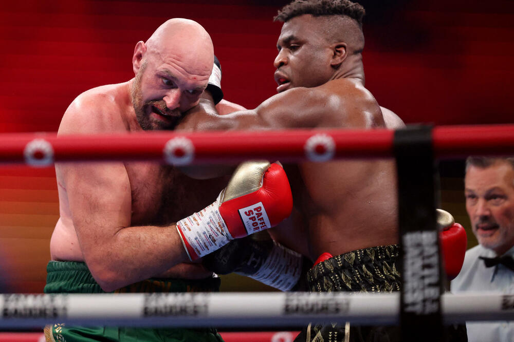 Nganu nije ustupao ni za milimetar bokserskom prvaku, Foto: REUTERS