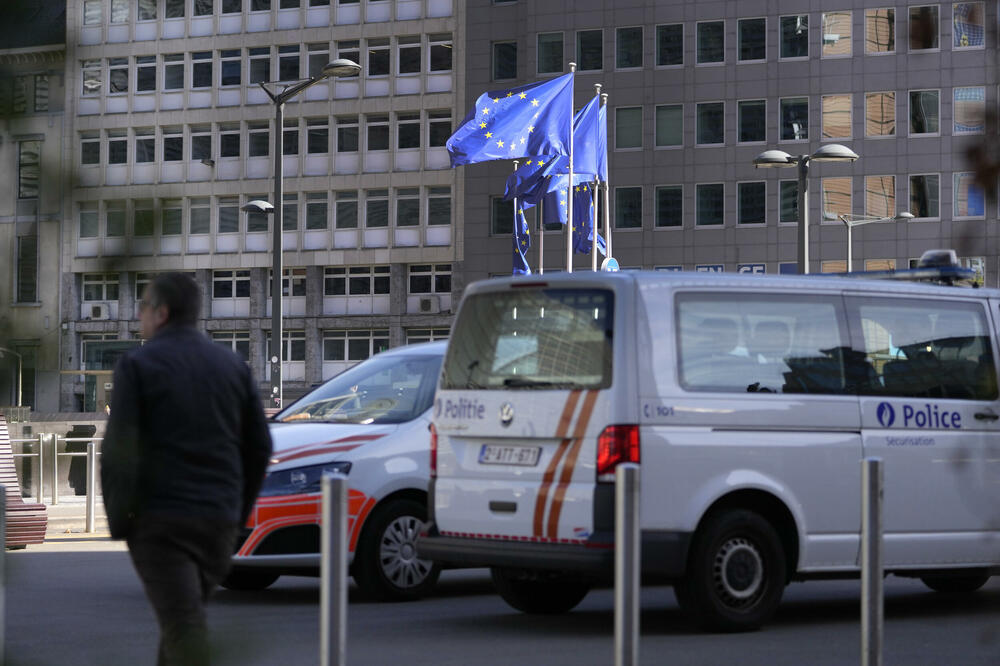 Policijska vozila ispred zgrade Evropskog savjeta nakon pucnjave u centru Brisela, Foto: Beta/AP