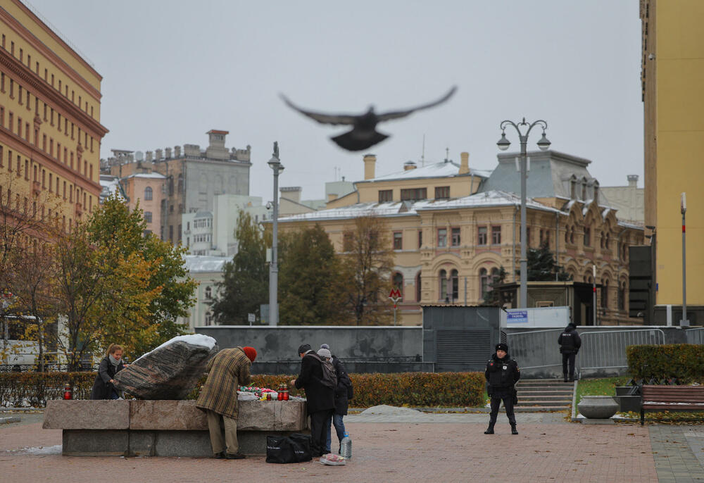 <p>Ta lokacija je danas bila okružena metalnim barijerama uz jako prisustvo policije</p>