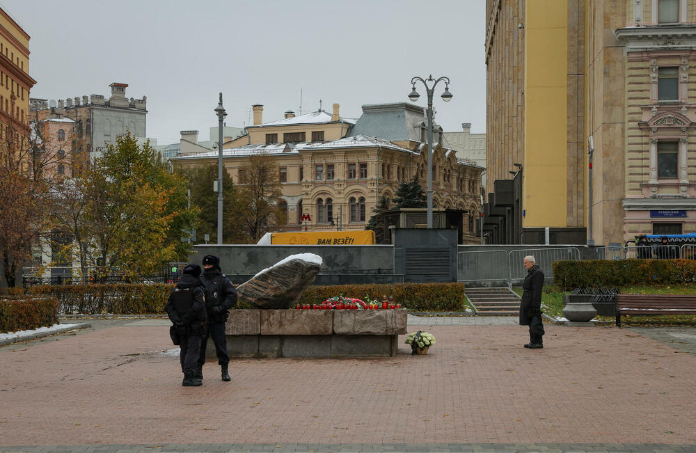 <p>Ta lokacija je danas bila okružena metalnim barijerama uz jako prisustvo policije</p>