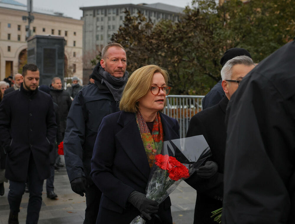 <p>Ta lokacija je danas bila okružena metalnim barijerama uz jako prisustvo policije</p>