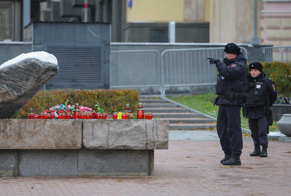 <p>Ta lokacija je danas bila okružena metalnim barijerama uz jako prisustvo policije</p>