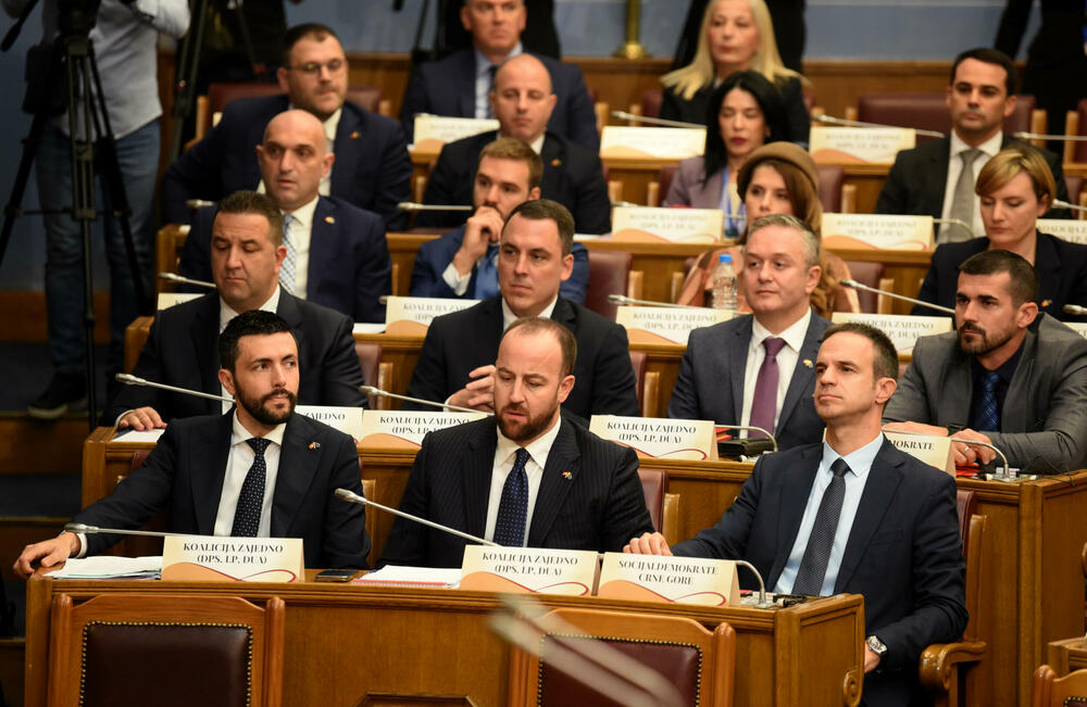 <p>Mi nijesmo i ne smijemo biti stranci jedni drugima, mi smo braća po zemlji kojom hodamo, poručio je Mandić. Četništvo danas u Crnoj Gori legitimisano kao državna ideologija, ocijenio šef poslaničkog kluba DPS Andrija Nikolić, a v.d. predsjednika Danijel Živković optužio Mandića da je izdao svoje birače zbog potpisa na koalicionom sporazumu</p>