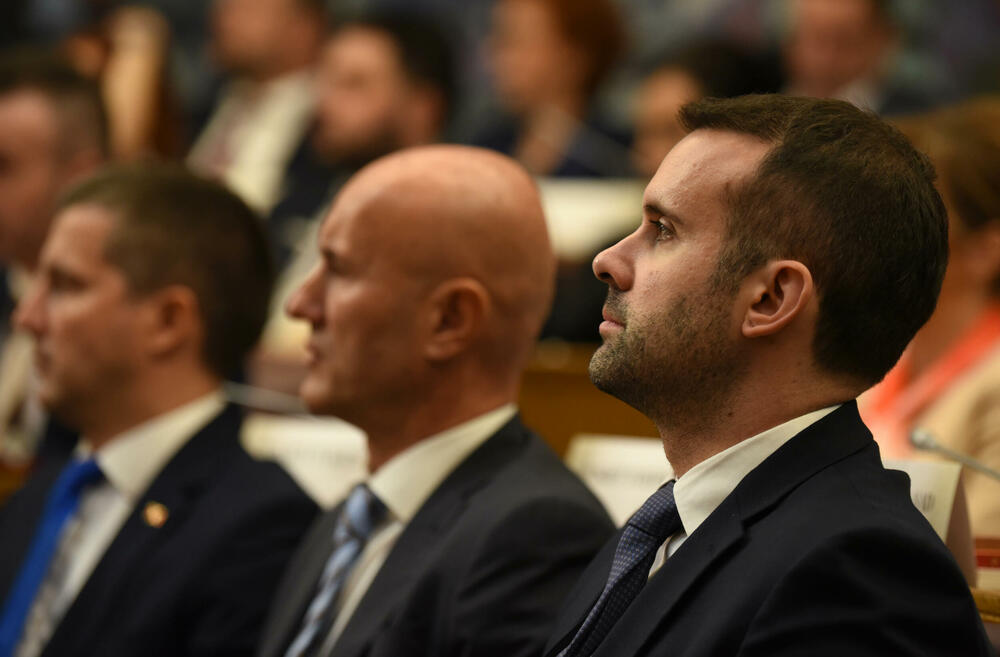 <p>Mi nijesmo i ne smijemo biti stranci jedni drugima, mi smo braća po zemlji kojom hodamo, poručio je Mandić. Četništvo danas u Crnoj Gori legitimisano kao državna ideologija, ocijenio šef poslaničkog kluba DPS Andrija Nikolić, a v.d. predsjednika Danijel Živković optužio Mandića da je izdao svoje birače zbog potpisa na koalicionom sporazumu</p>