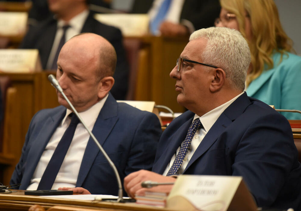 <p>Mi nijesmo i ne smijemo biti stranci jedni drugima, mi smo braća po zemlji kojom hodamo, poručio je Mandić. Četništvo danas u Crnoj Gori legitimisano kao državna ideologija, ocijenio šef poslaničkog kluba DPS Andrija Nikolić, a v.d. predsjednika Danijel Živković optužio Mandića da je izdao svoje birače zbog potpisa na koalicionom sporazumu</p>