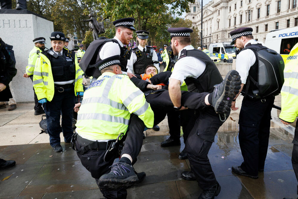 <p>Policija kaže da su uhapšeni aktivisti koji su ometali saobraćaj, a ekološka organizacije se požalila da ih je policija spriječila da mirno protestuju jer je počela da ih hapsi čim su se okupili</p>