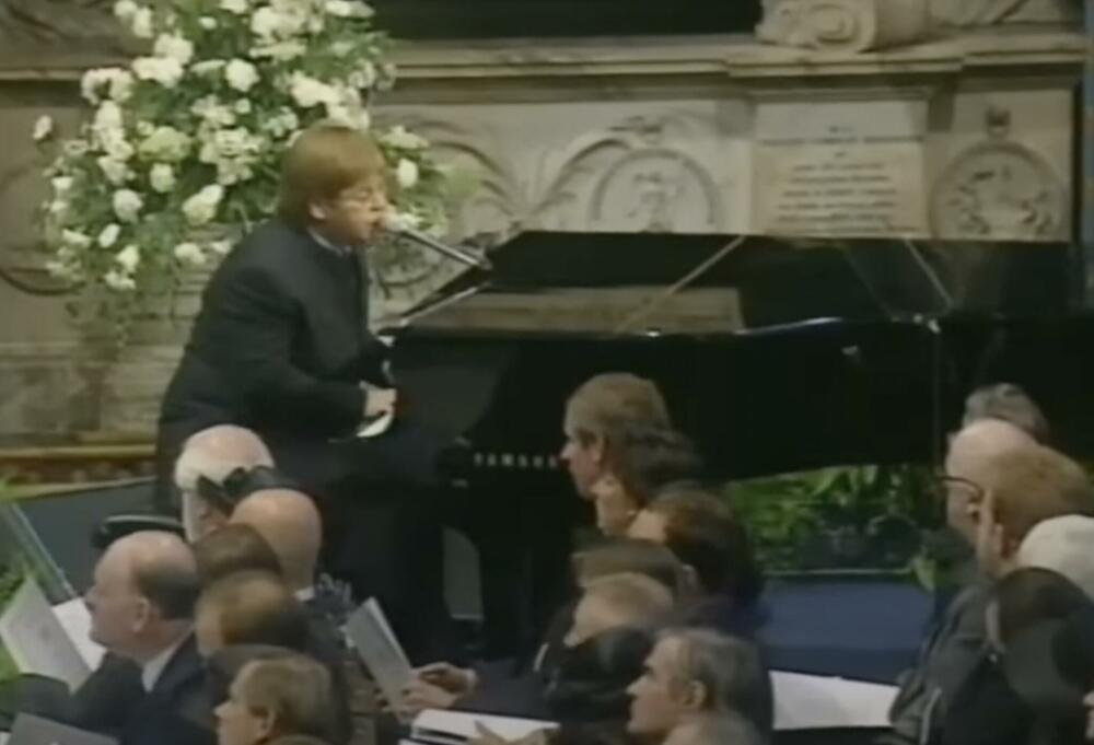 Detalj sa nastupa Eltons Džona na sahrani princeze Dajane