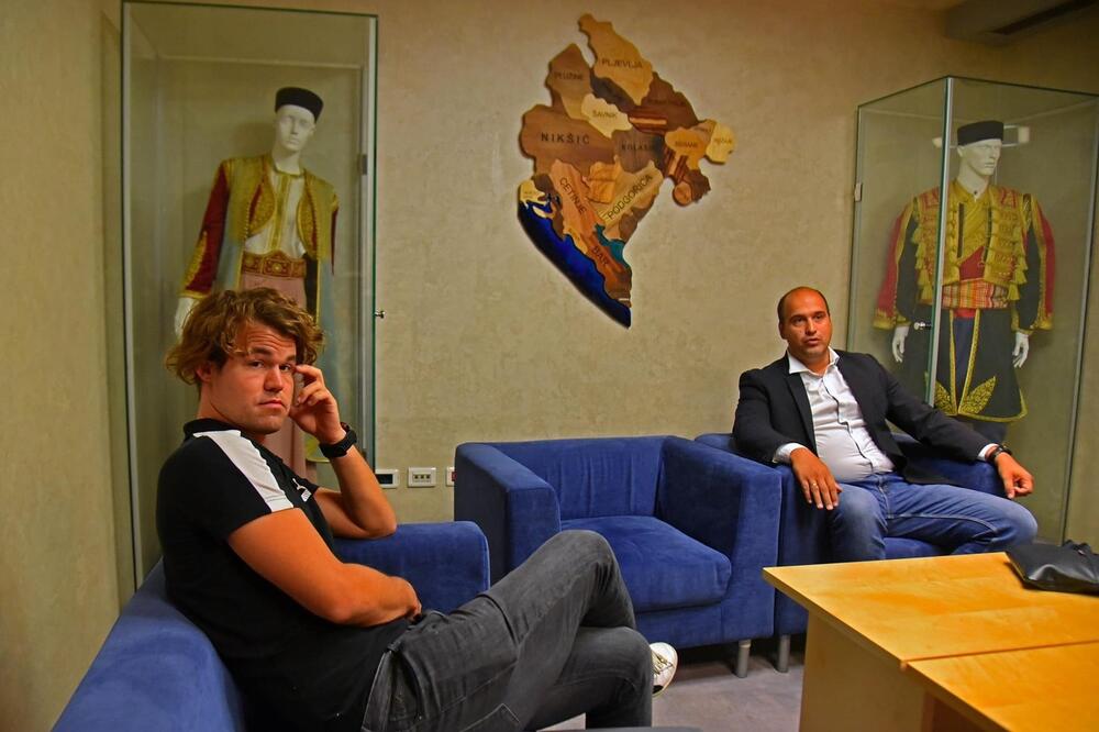 Magnus Karlsen i predsjednik ŠSCG Jovan Milović, Foto: ŠSCG