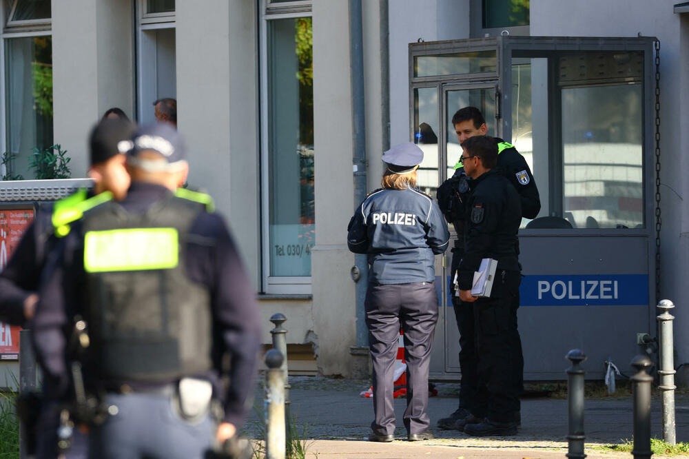 Policija ispred sinagoge u Berlinu nakon što su na nju bačena dva Molotovljeva koktela, Foto: Rojters