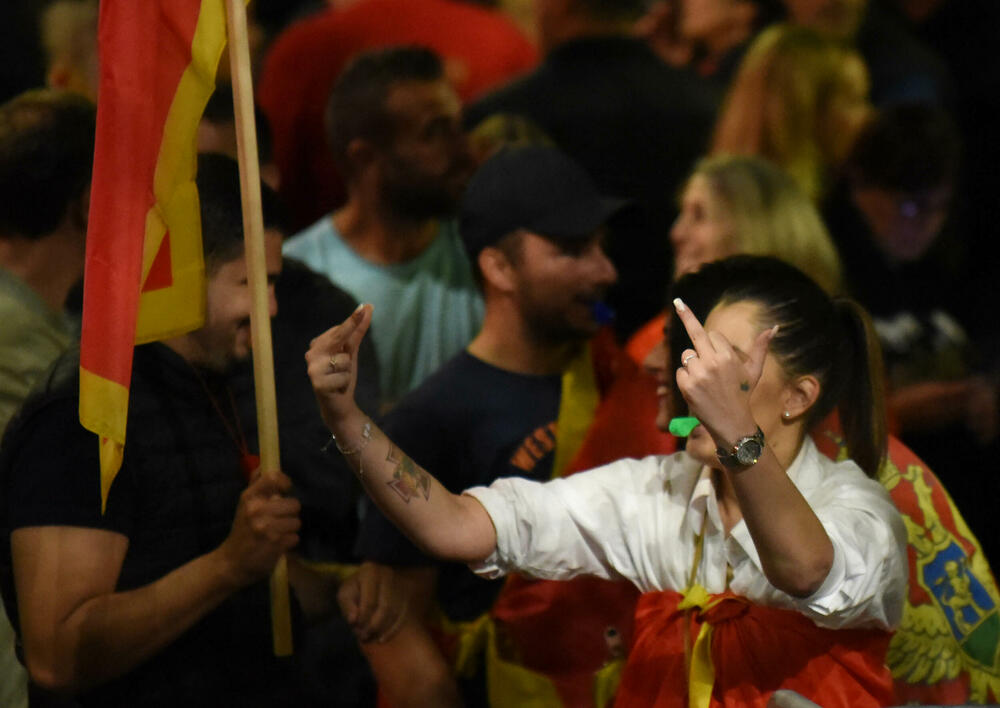 <p>"Mi nijesmo Srbi i nikad nećemo biti. Moja majka je pupčanom vrpcom vezala moju nacionalnost. Znači, imam dvije majke - onu koja me rodila i Crnu Goru. Mi nećemo izdati majke", poručila je jedna od govornica, Jelena Marković iz vanparlamentarne Liberalne partije</p>