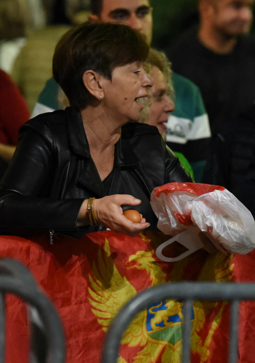 <p>"Mi nijesmo Srbi i nikad nećemo biti. Moja majka je pupčanom vrpcom vezala moju nacionalnost. Znači, imam dvije majke - onu koja me rodila i Crnu Goru. Mi nećemo izdati majke", poručila je jedna od govornica, Jelena Marković iz vanparlamentarne Liberalne partije</p>