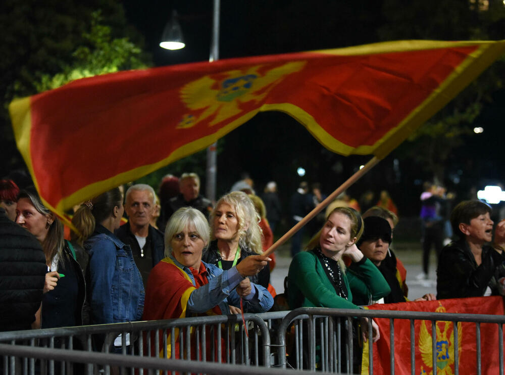 <p>"Mi nijesmo Srbi i nikad nećemo biti. Moja majka je pupčanom vrpcom vezala moju nacionalnost. Znači, imam dvije majke - onu koja me rodila i Crnu Goru. Mi nećemo izdati majke", poručila je jedna od govornica, Jelena Marković iz vanparlamentarne Liberalne partije</p>