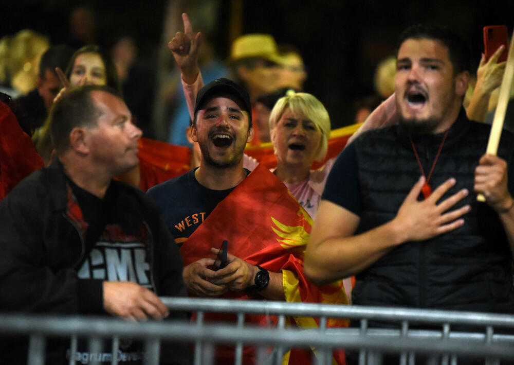 <p>"Mi nijesmo Srbi i nikad nećemo biti. Moja majka je pupčanom vrpcom vezala moju nacionalnost. Znači, imam dvije majke - onu koja me rodila i Crnu Goru. Mi nećemo izdati majke", poručila je jedna od govornica, Jelena Marković iz vanparlamentarne Liberalne partije</p>