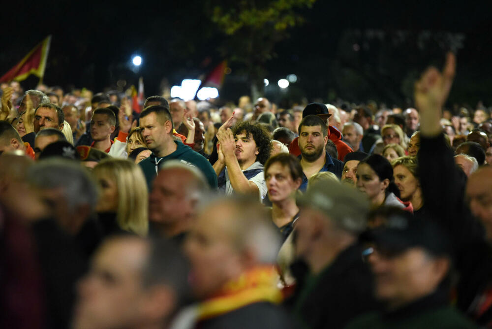 <p>"Mi nijesmo Srbi i nikad nećemo biti. Moja majka je pupčanom vrpcom vezala moju nacionalnost. Znači, imam dvije majke - onu koja me rodila i Crnu Goru. Mi nećemo izdati majke", poručila je jedna od govornica, Jelena Marković iz vanparlamentarne Liberalne partije</p>
