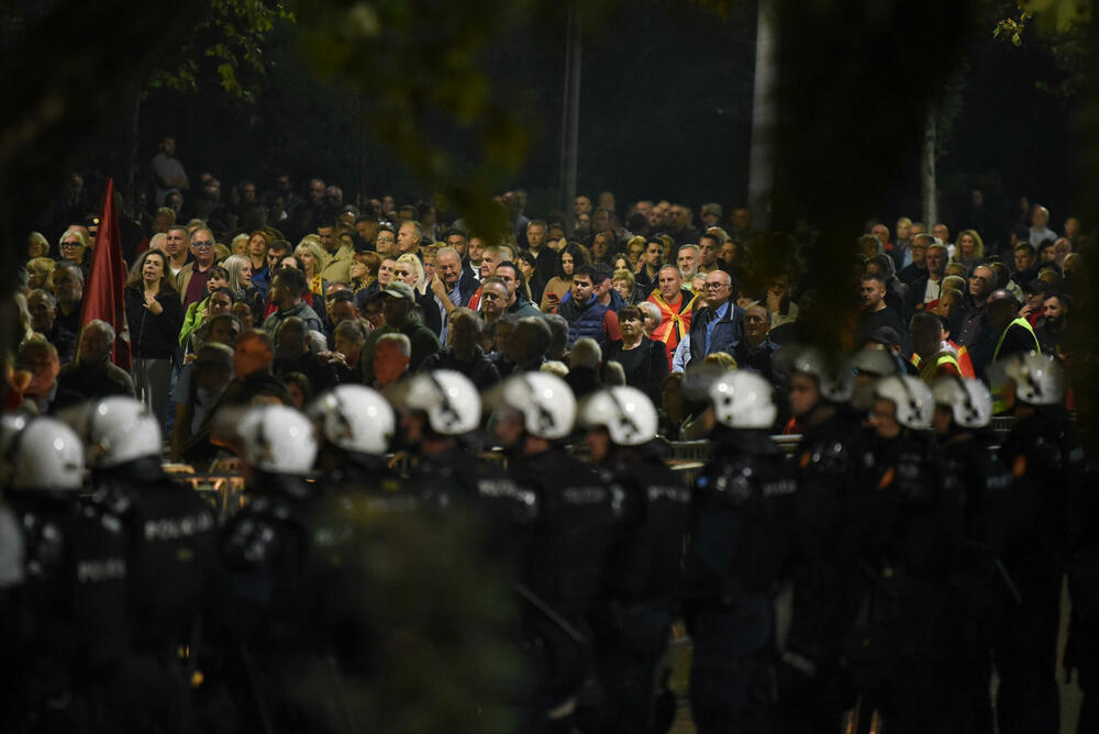 <p>"Mi nijesmo Srbi i nikad nećemo biti. Moja majka je pupčanom vrpcom vezala moju nacionalnost. Znači, imam dvije majke - onu koja me rodila i Crnu Goru. Mi nećemo izdati majke", poručila je jedna od govornica, Jelena Marković iz vanparlamentarne Liberalne partije</p>