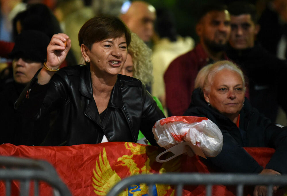 <p>"Mi nijesmo Srbi i nikad nećemo biti. Moja majka je pupčanom vrpcom vezala moju nacionalnost. Znači, imam dvije majke - onu koja me rodila i Crnu Goru. Mi nećemo izdati majke", poručila je jedna od govornica, Jelena Marković iz vanparlamentarne Liberalne partije</p>