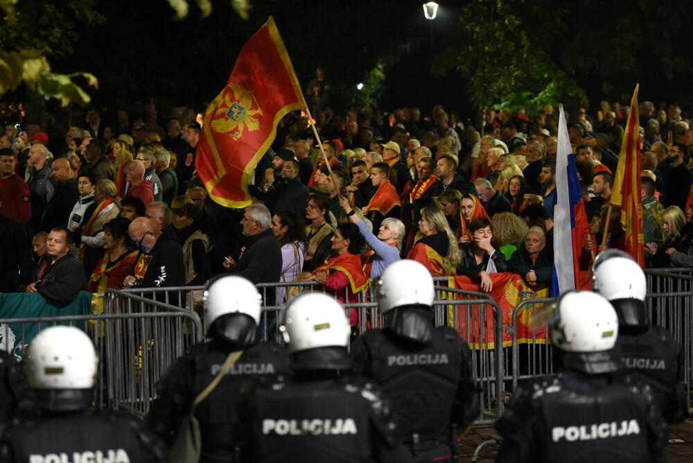 <p>"Mi nijesmo Srbi i nikad nećemo biti. Moja majka je pupčanom vrpcom vezala moju nacionalnost. Znači, imam dvije majke - onu koja me rodila i Crnu Goru. Mi nećemo izdati majke", poručila je jedna od govornica, Jelena Marković iz vanparlamentarne Liberalne partije</p>