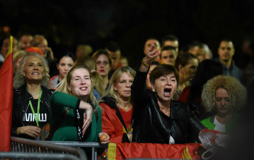 <p>"Mi nijesmo Srbi i nikad nećemo biti. Moja majka je pupčanom vrpcom vezala moju nacionalnost. Znači, imam dvije majke - onu koja me rodila i Crnu Goru. Mi nećemo izdati majke", poručila je jedna od govornica, Jelena Marković iz vanparlamentarne Liberalne partije</p>