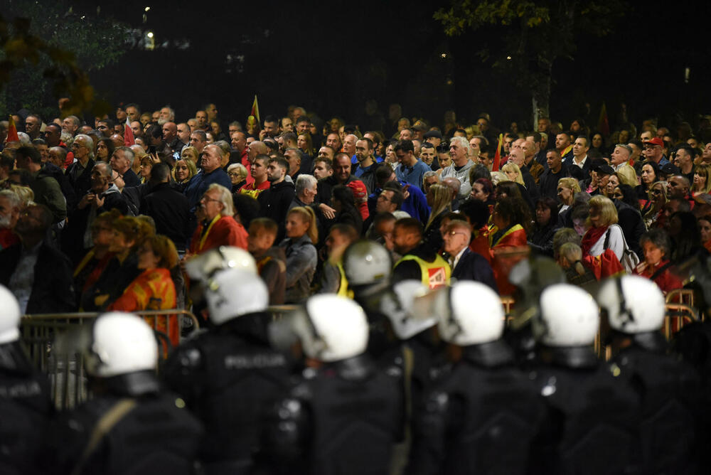 <p>"Mi nijesmo Srbi i nikad nećemo biti. Moja majka je pupčanom vrpcom vezala moju nacionalnost. Znači, imam dvije majke - onu koja me rodila i Crnu Goru. Mi nećemo izdati majke", poručila je jedna od govornica, Jelena Marković iz vanparlamentarne Liberalne partije</p>