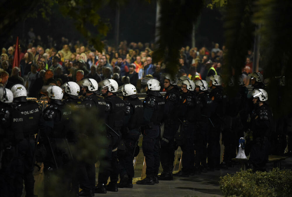 <p>"Mi nijesmo Srbi i nikad nećemo biti. Moja majka je pupčanom vrpcom vezala moju nacionalnost. Znači, imam dvije majke - onu koja me rodila i Crnu Goru. Mi nećemo izdati majke", poručila je jedna od govornica, Jelena Marković iz vanparlamentarne Liberalne partije</p>