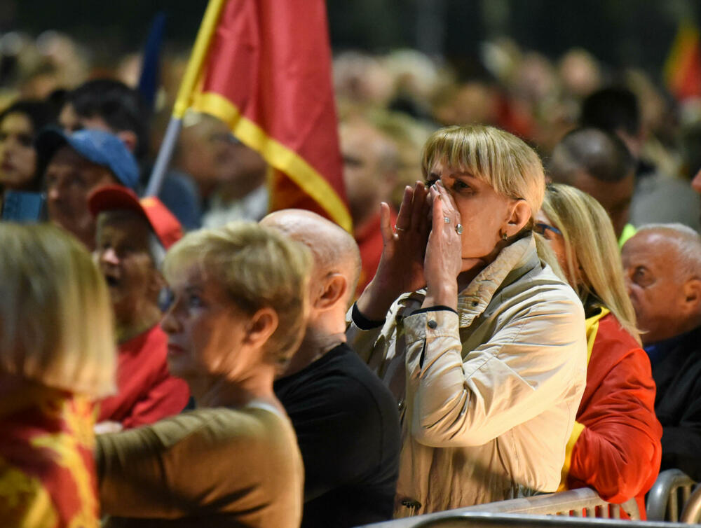 <p>"Mi nijesmo Srbi i nikad nećemo biti. Moja majka je pupčanom vrpcom vezala moju nacionalnost. Znači, imam dvije majke - onu koja me rodila i Crnu Goru. Mi nećemo izdati majke", poručila je jedna od govornica, Jelena Marković iz vanparlamentarne Liberalne partije</p>