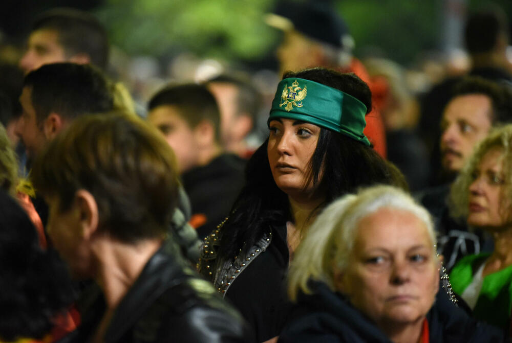 <p>"Mi nijesmo Srbi i nikad nećemo biti. Moja majka je pupčanom vrpcom vezala moju nacionalnost. Znači, imam dvije majke - onu koja me rodila i Crnu Goru. Mi nećemo izdati majke", poručila je jedna od govornica, Jelena Marković iz vanparlamentarne Liberalne partije</p>