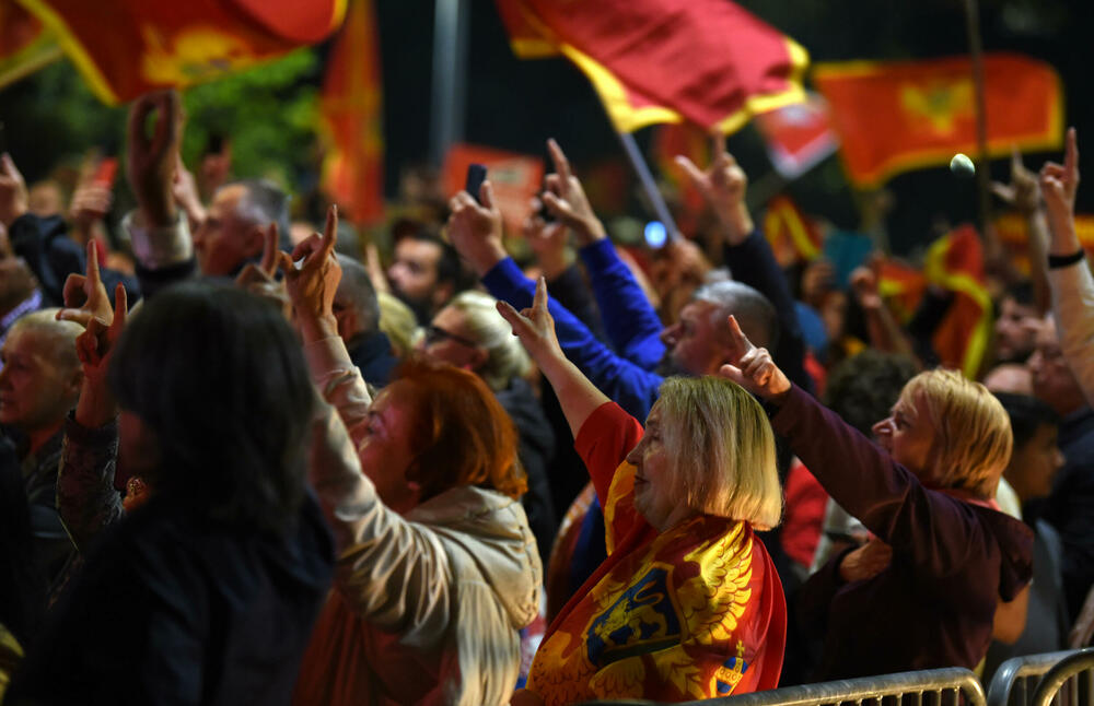 <p>"Mi nijesmo Srbi i nikad nećemo biti. Moja majka je pupčanom vrpcom vezala moju nacionalnost. Znači, imam dvije majke - onu koja me rodila i Crnu Goru. Mi nećemo izdati majke", poručila je jedna od govornica, Jelena Marković iz vanparlamentarne Liberalne partije</p>