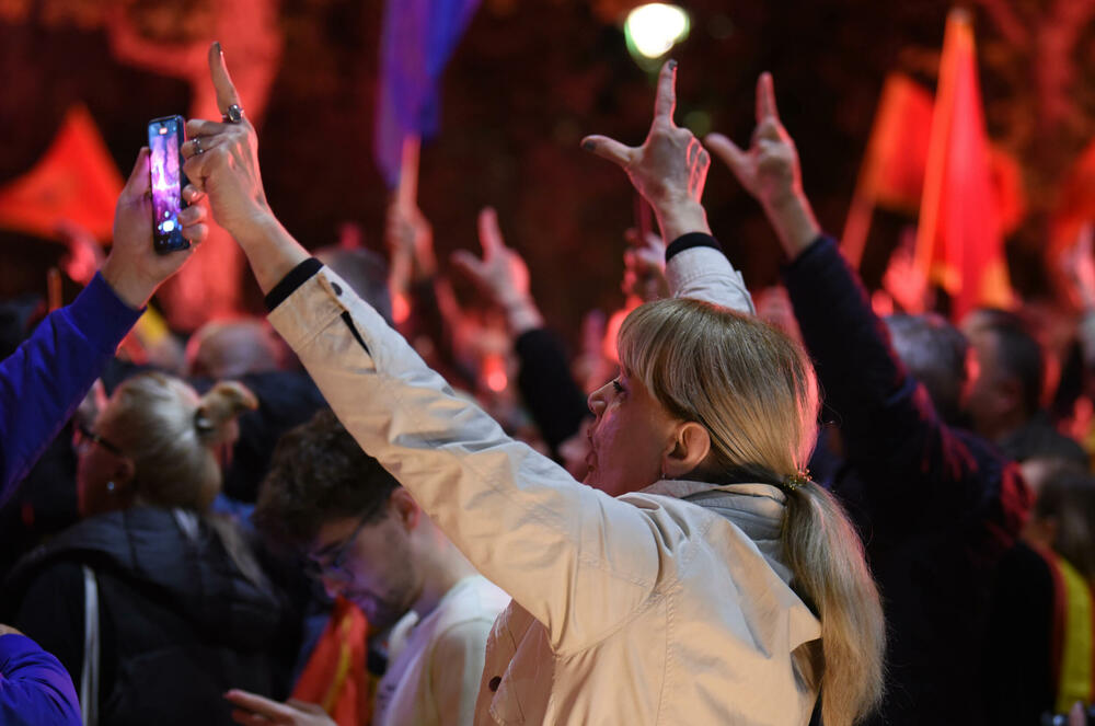 <p>"Mi nijesmo Srbi i nikad nećemo biti. Moja majka je pupčanom vrpcom vezala moju nacionalnost. Znači, imam dvije majke - onu koja me rodila i Crnu Goru. Mi nećemo izdati majke", poručila je jedna od govornica, Jelena Marković iz vanparlamentarne Liberalne partije</p>