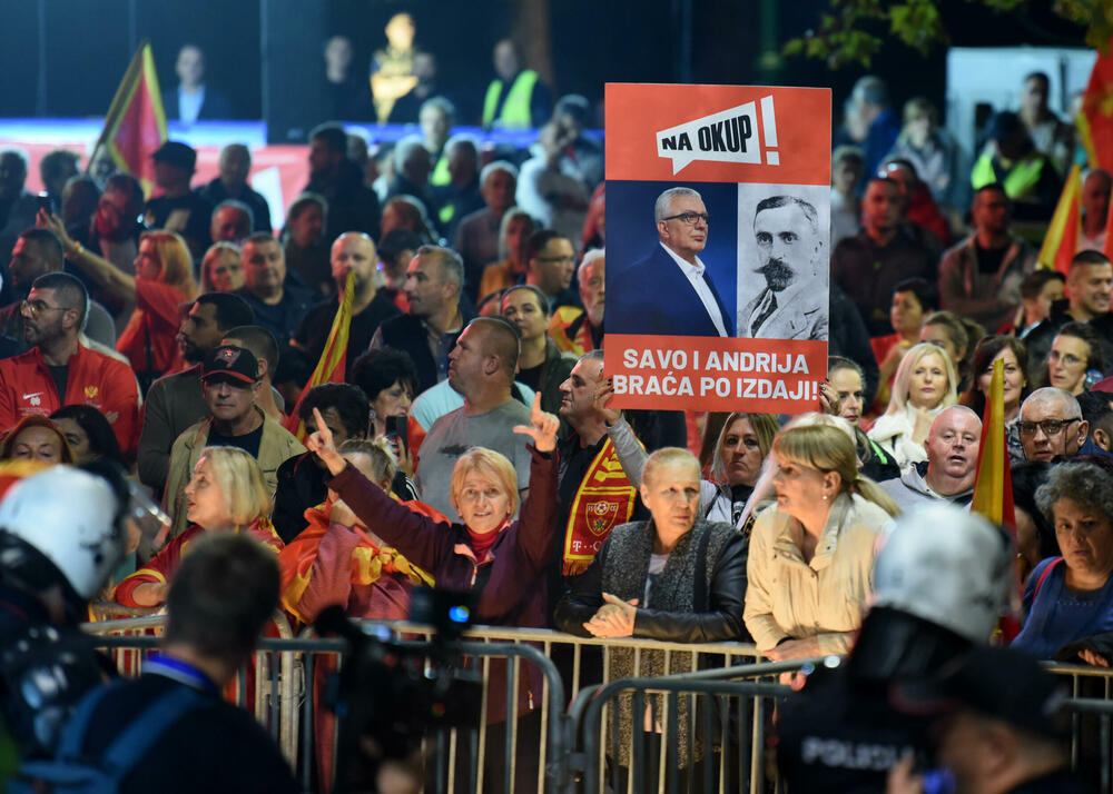 <p>"Mi nijesmo Srbi i nikad nećemo biti. Moja majka je pupčanom vrpcom vezala moju nacionalnost. Znači, imam dvije majke - onu koja me rodila i Crnu Goru. Mi nećemo izdati majke", poručila je jedna od govornica, Jelena Marković iz vanparlamentarne Liberalne partije</p>