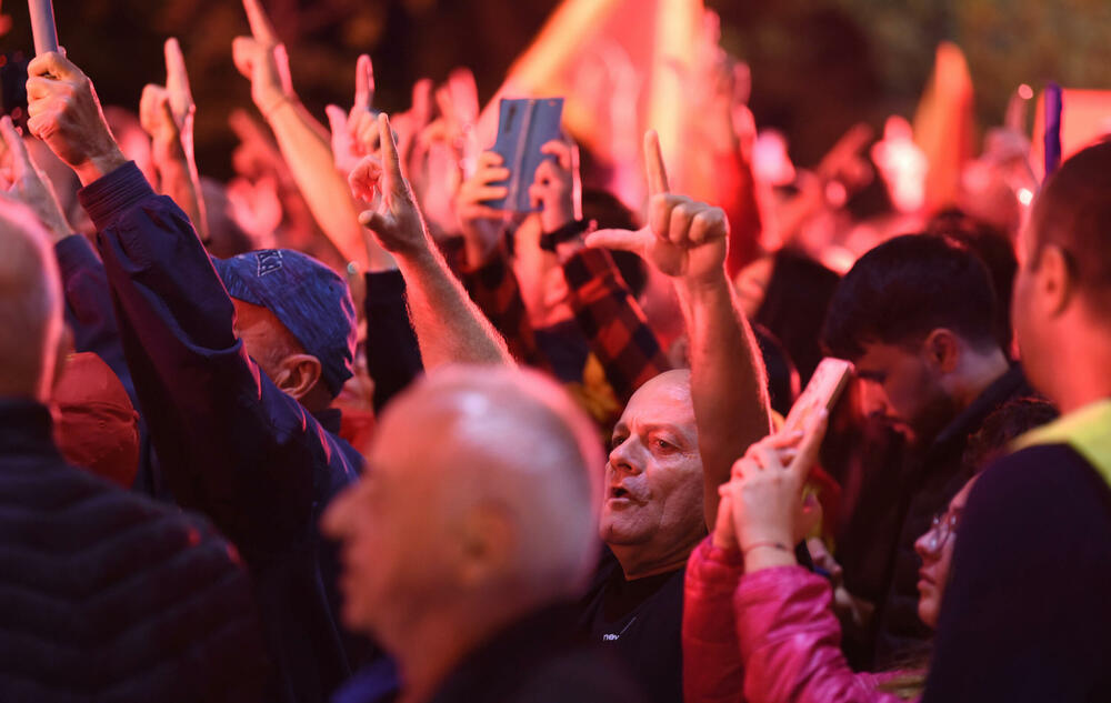 <p>"Mi nijesmo Srbi i nikad nećemo biti. Moja majka je pupčanom vrpcom vezala moju nacionalnost. Znači, imam dvije majke - onu koja me rodila i Crnu Goru. Mi nećemo izdati majke", poručila je jedna od govornica, Jelena Marković iz vanparlamentarne Liberalne partije</p>