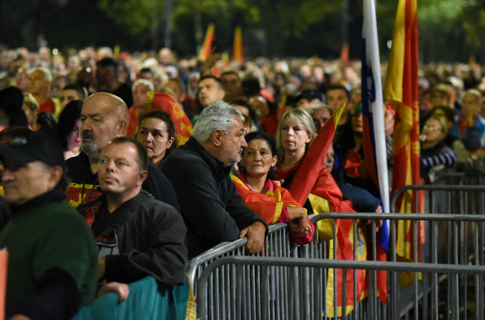 <p>"Mi nijesmo Srbi i nikad nećemo biti. Moja majka je pupčanom vrpcom vezala moju nacionalnost. Znači, imam dvije majke - onu koja me rodila i Crnu Goru. Mi nećemo izdati majke", poručila je jedna od govornica, Jelena Marković iz vanparlamentarne Liberalne partije</p>