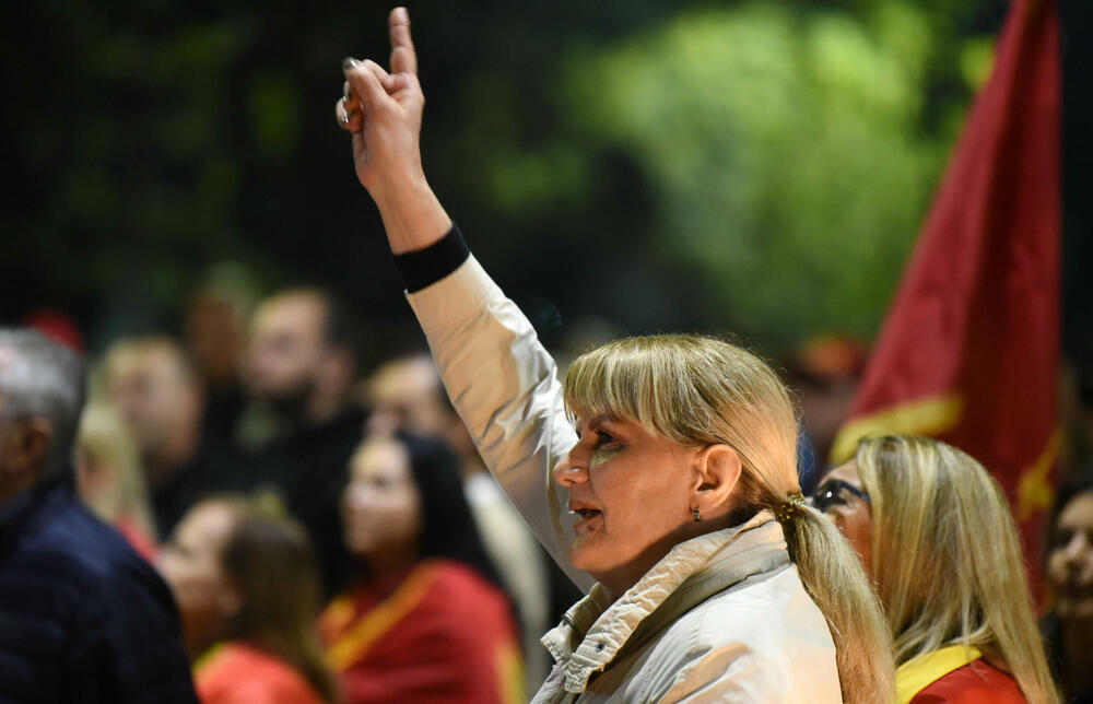 <p>"Mi nijesmo Srbi i nikad nećemo biti. Moja majka je pupčanom vrpcom vezala moju nacionalnost. Znači, imam dvije majke - onu koja me rodila i Crnu Goru. Mi nećemo izdati majke", poručila je jedna od govornica, Jelena Marković iz vanparlamentarne Liberalne partije</p>