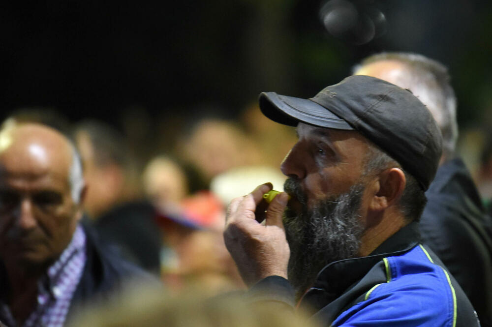 <p>"Mi nijesmo Srbi i nikad nećemo biti. Moja majka je pupčanom vrpcom vezala moju nacionalnost. Znači, imam dvije majke - onu koja me rodila i Crnu Goru. Mi nećemo izdati majke", poručila je jedna od govornica, Jelena Marković iz vanparlamentarne Liberalne partije</p>
