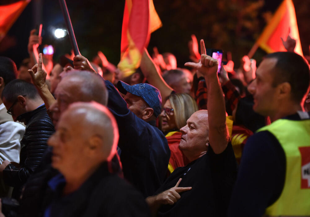 <p>"Mi nijesmo Srbi i nikad nećemo biti. Moja majka je pupčanom vrpcom vezala moju nacionalnost. Znači, imam dvije majke - onu koja me rodila i Crnu Goru. Mi nećemo izdati majke", poručila je jedna od govornica, Jelena Marković iz vanparlamentarne Liberalne partije</p>