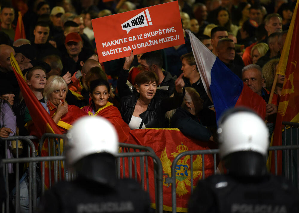 <p>"Mi nijesmo Srbi i nikad nećemo biti. Moja majka je pupčanom vrpcom vezala moju nacionalnost. Znači, imam dvije majke - onu koja me rodila i Crnu Goru. Mi nećemo izdati majke", poručila je jedna od govornica, Jelena Marković iz vanparlamentarne Liberalne partije</p>