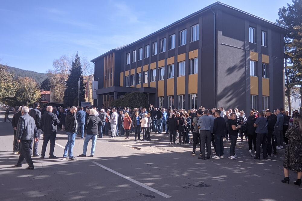 Upravna zgrada Rudnika uglja: Sa današnjeg skupa na kojem se od Odbora direktora tražilo da izabere Milana Lekića za izvršnog direktora, Foto: Goran Malidžan