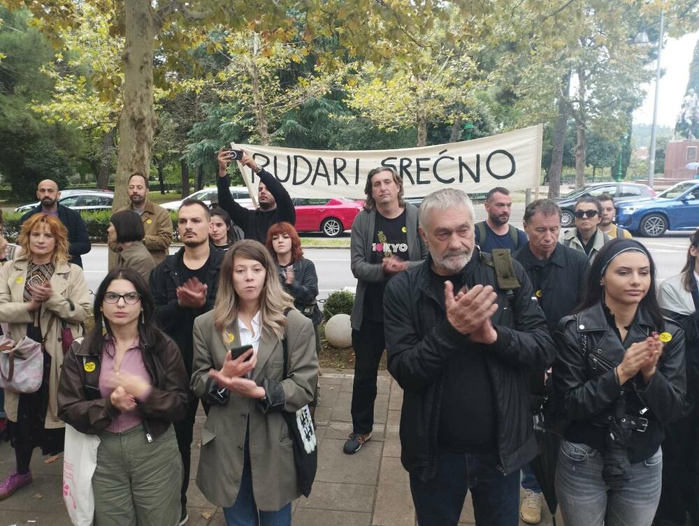 <p>"Za svakog građanina koji želi dobro svojoj zemlji postalo je neumjesno čekati da se stvari promijene", rekao je Vukan Pejović</p>
