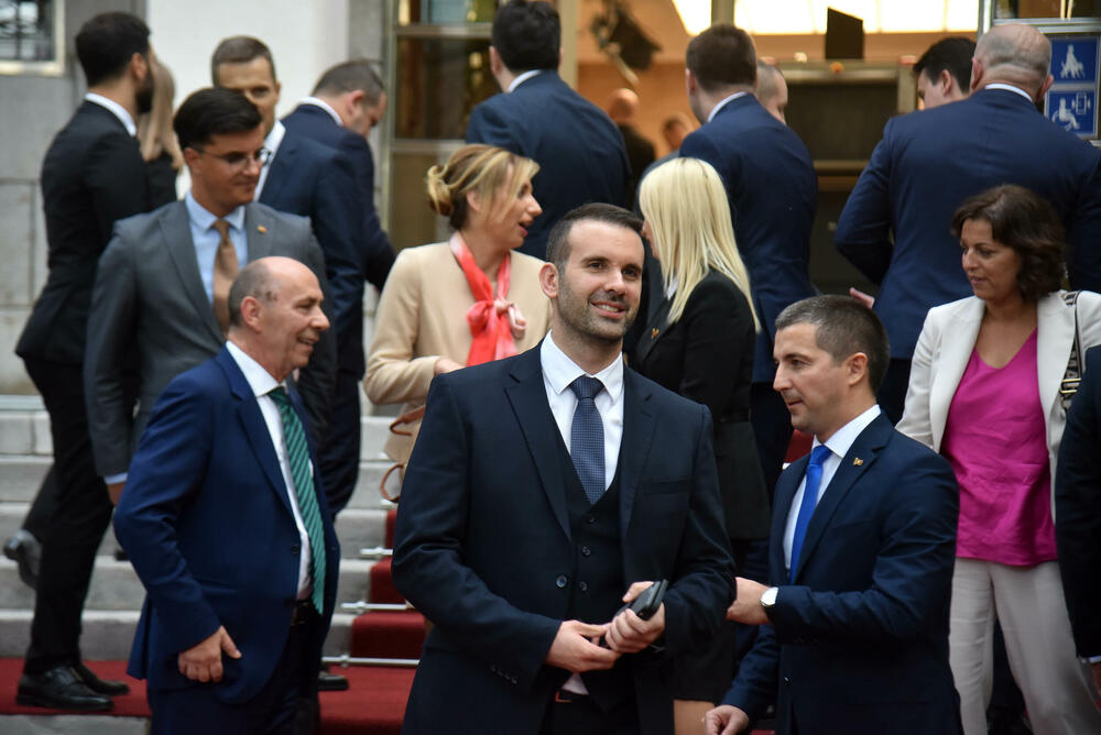 <p>Predsjednik Vlade je lider Pokreta Evropa sad (PES) Milojko Spajić</p>