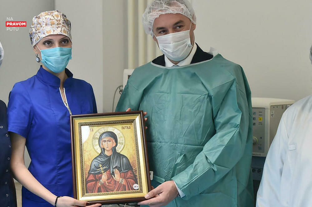 Šćekić donirao ikonu zaposlenima, Foto: GOV.ME