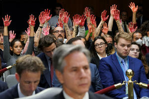 Ruke zamrljane crvenom bojom: Demonstranti prekidali saslušanje u...