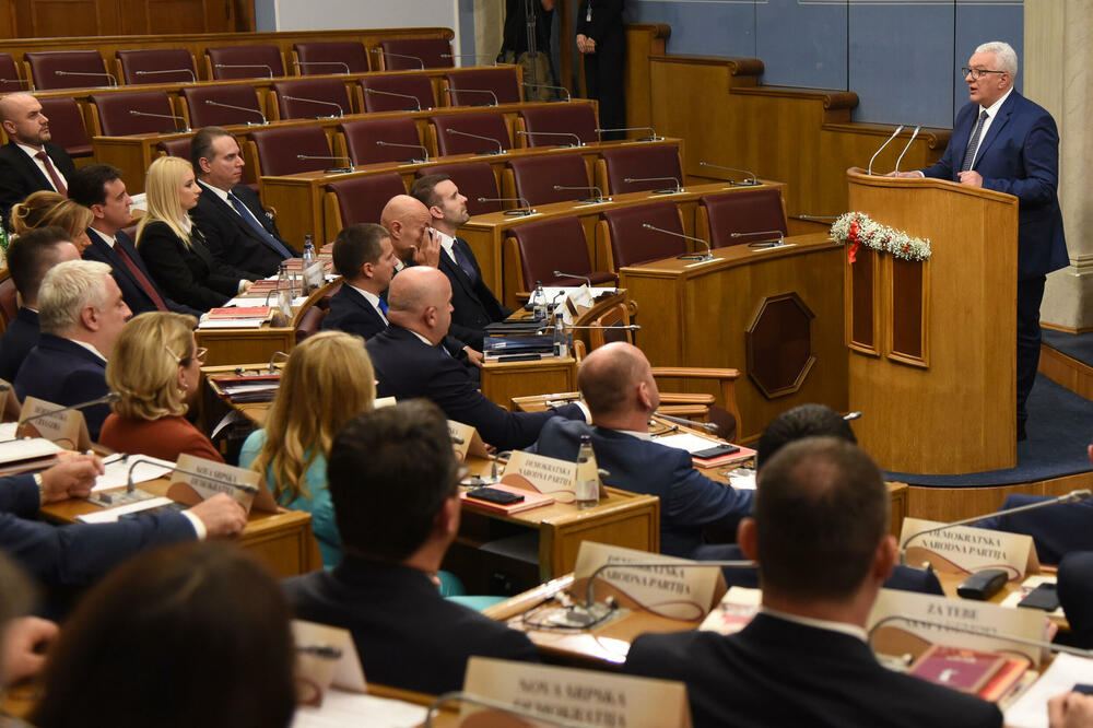 Sa jučerašnje sjednice Parlamenta, Foto: Luka Zekovic