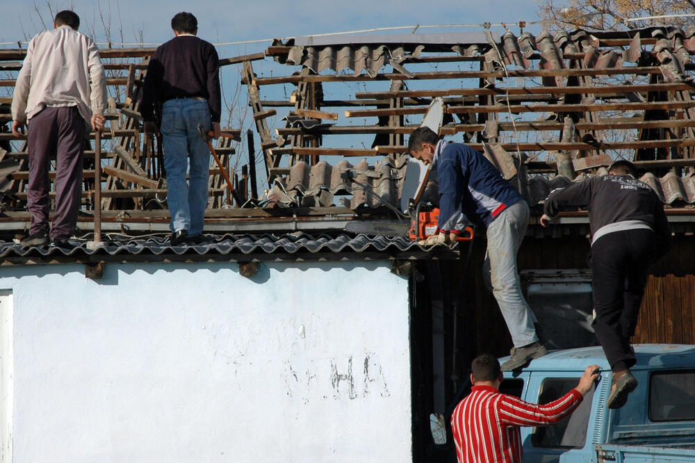 Rušenje objekata ostaje krajnja mjera: sa jedne od ranijih akcija inspekcija, Foto: Luka Zekovic