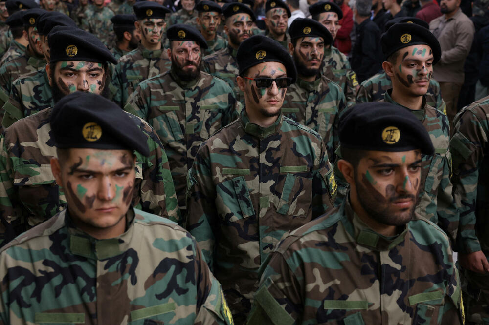 Pripadnici Hezbolaha na sahrani jednog od pripadnika grupe, Foto: Rojters