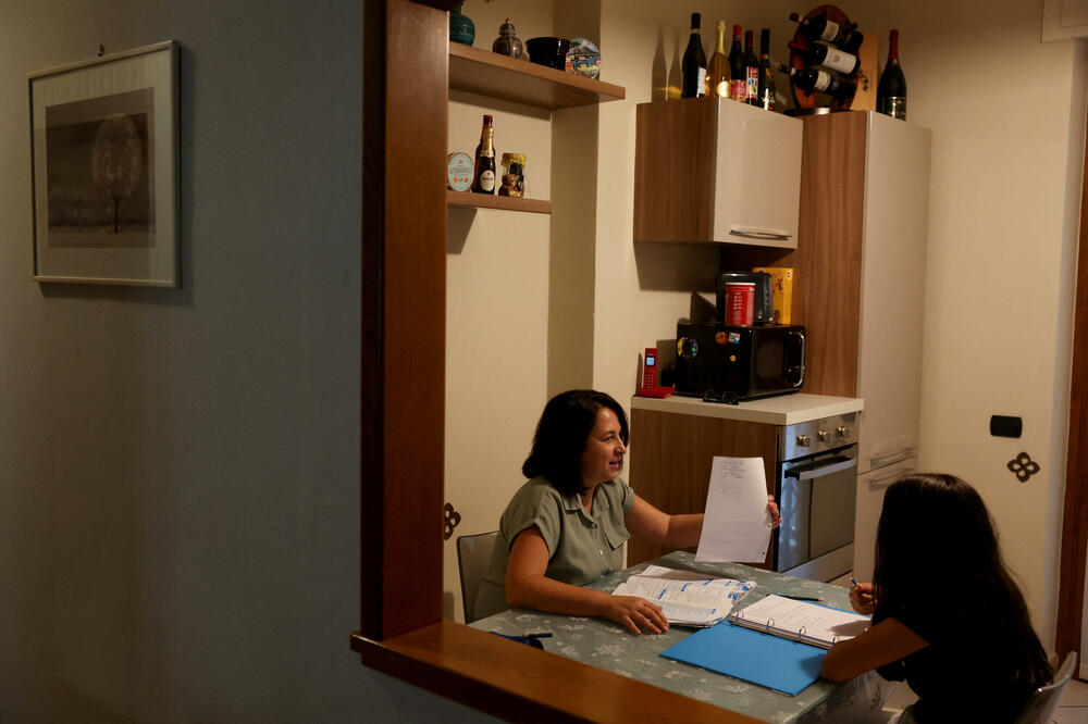 Enca Guco pomaže ćerki oko domaćeg zadatka, Foto: Rojters