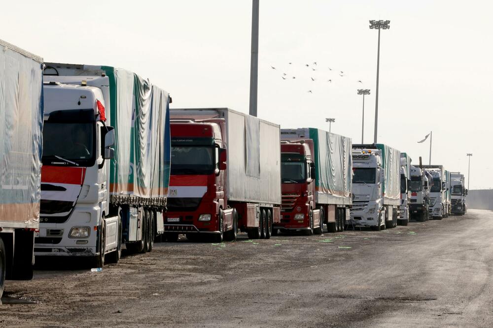 Kamioni sa humanitarnom pomoći za Gazu na graničnom prelazu u Rafi